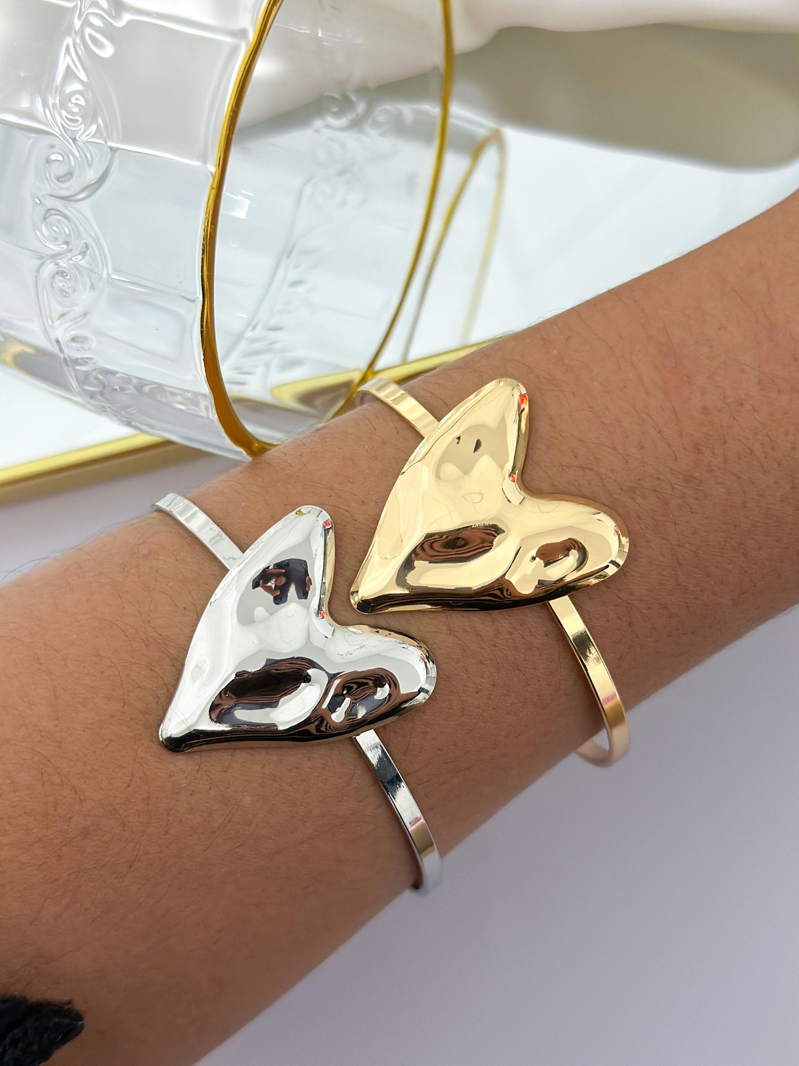 Bracelete Folheado Coração  Martelado Dourado 