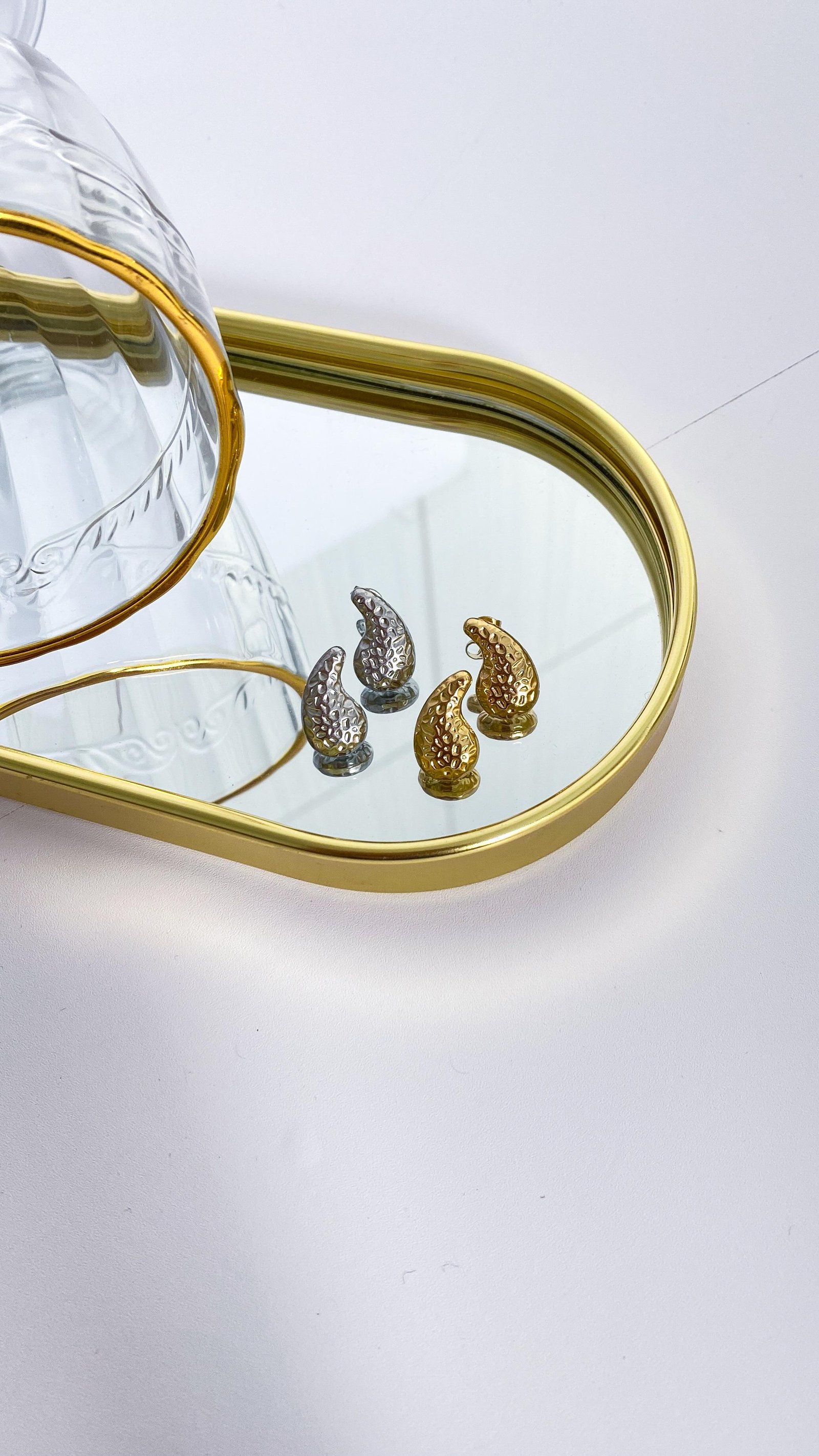 Brinco Folheado Virgula Trabalhado 