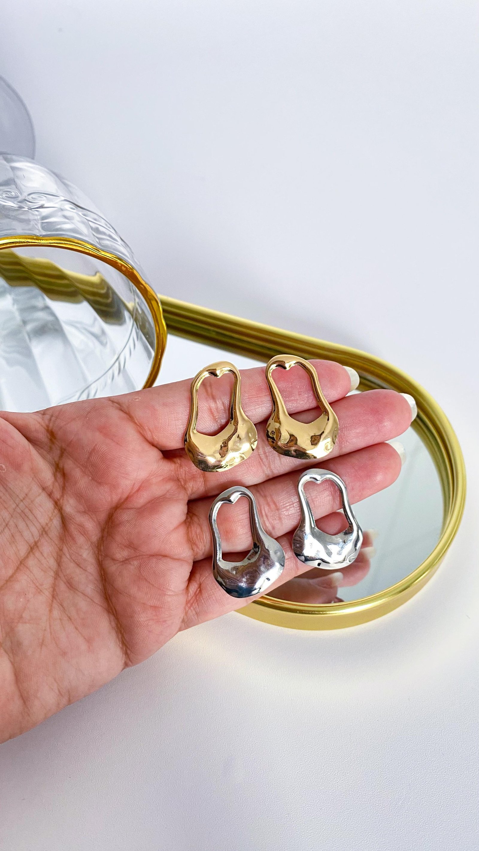 Brinco Folheado Orgânico Bold Martelado 