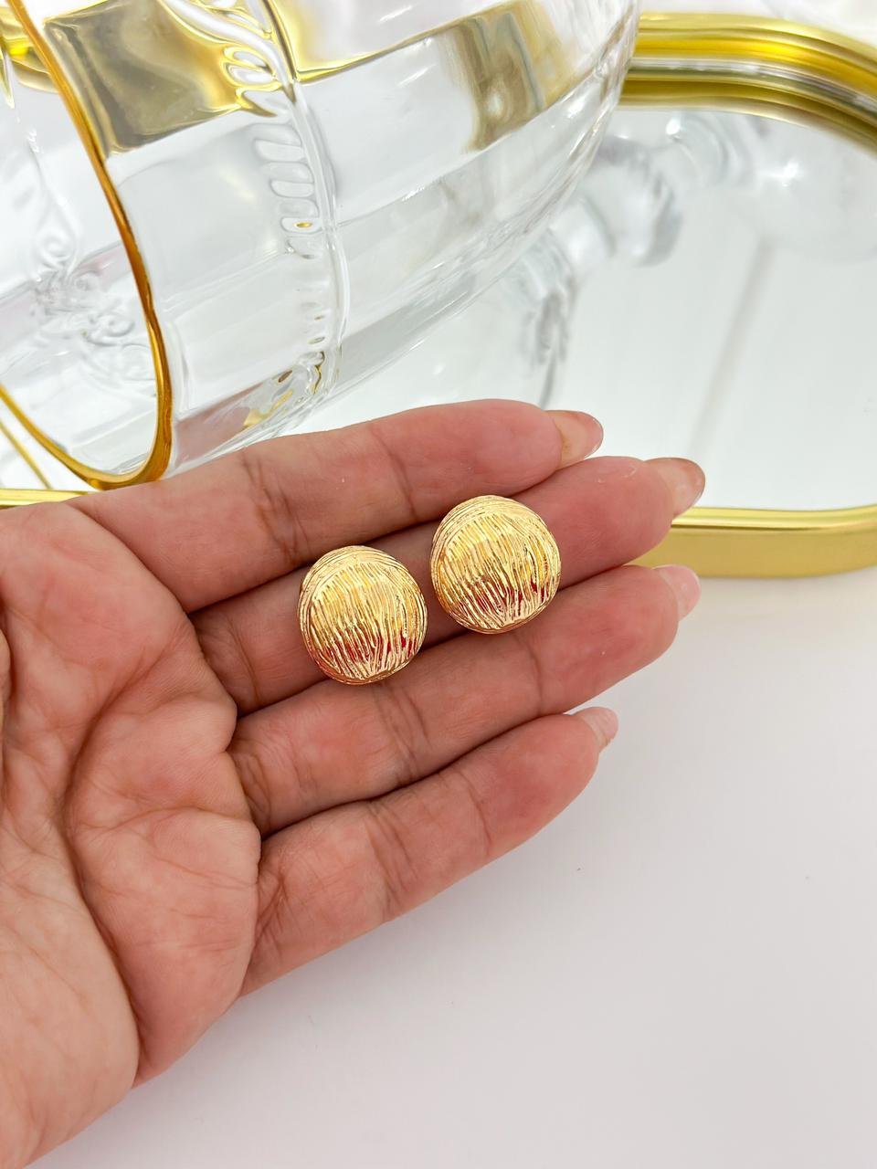 Brinco Folheado Meia Esfera Trabalhada Dourado 