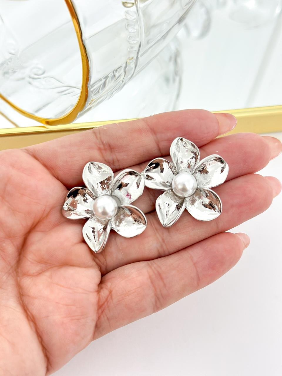 Brinco Folheado Flor Perola Prata 