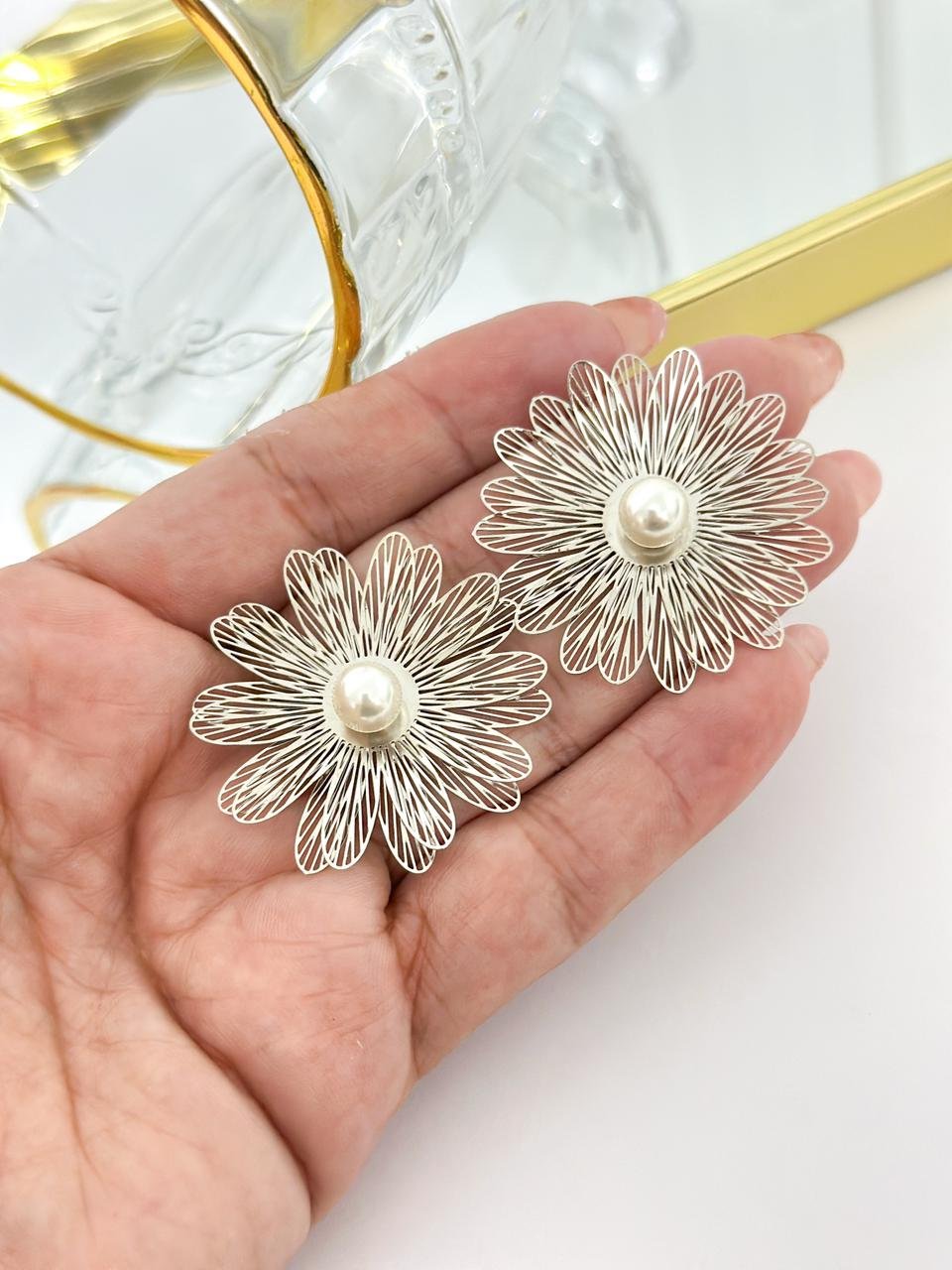 Brinco Folheado Flor Perola vazado Prata 