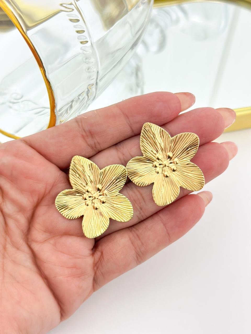 Brinco Folheado Flor Dourado 