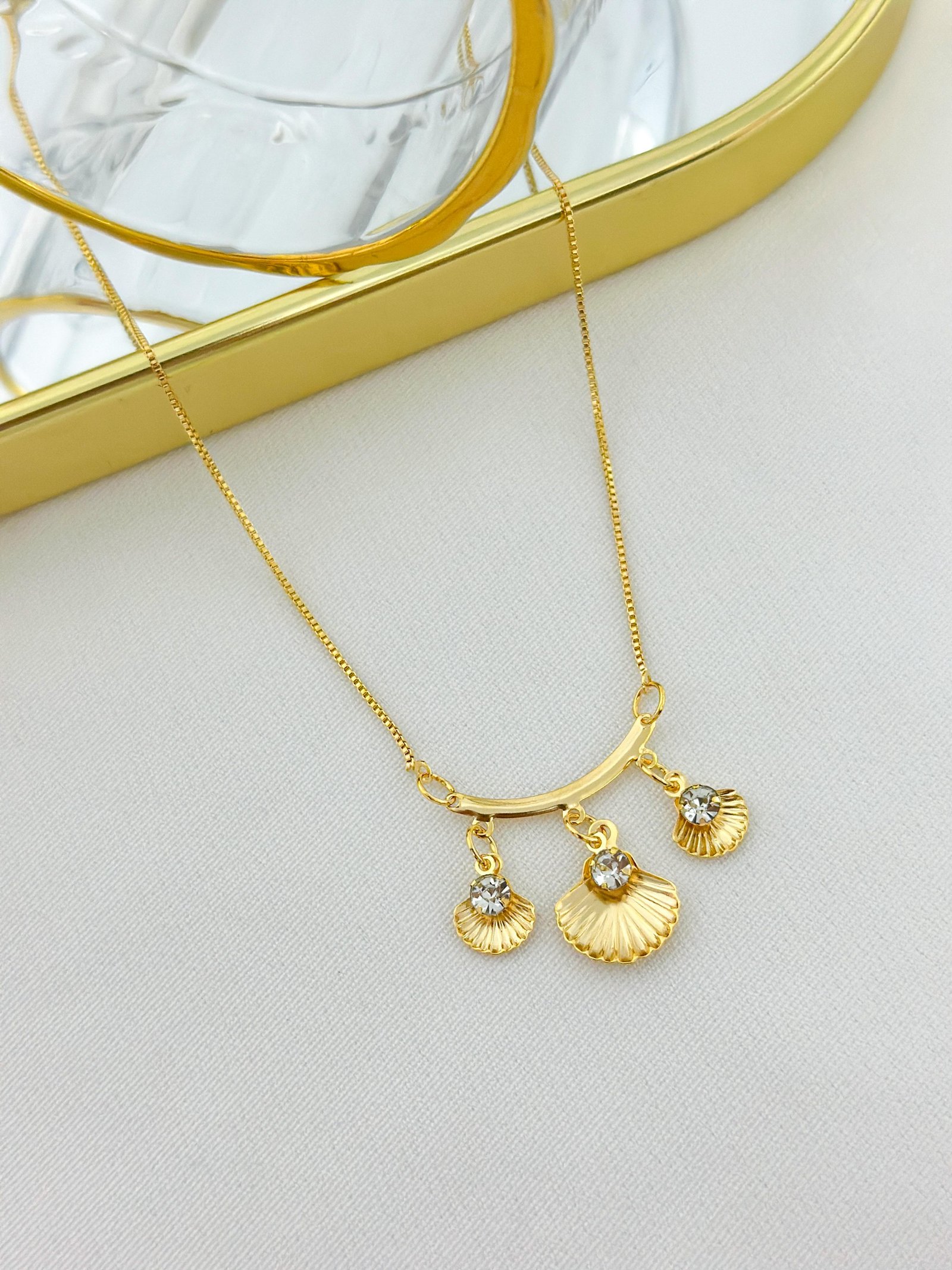 Colar Folheado Conchas E Ponto De Luz Dourado 