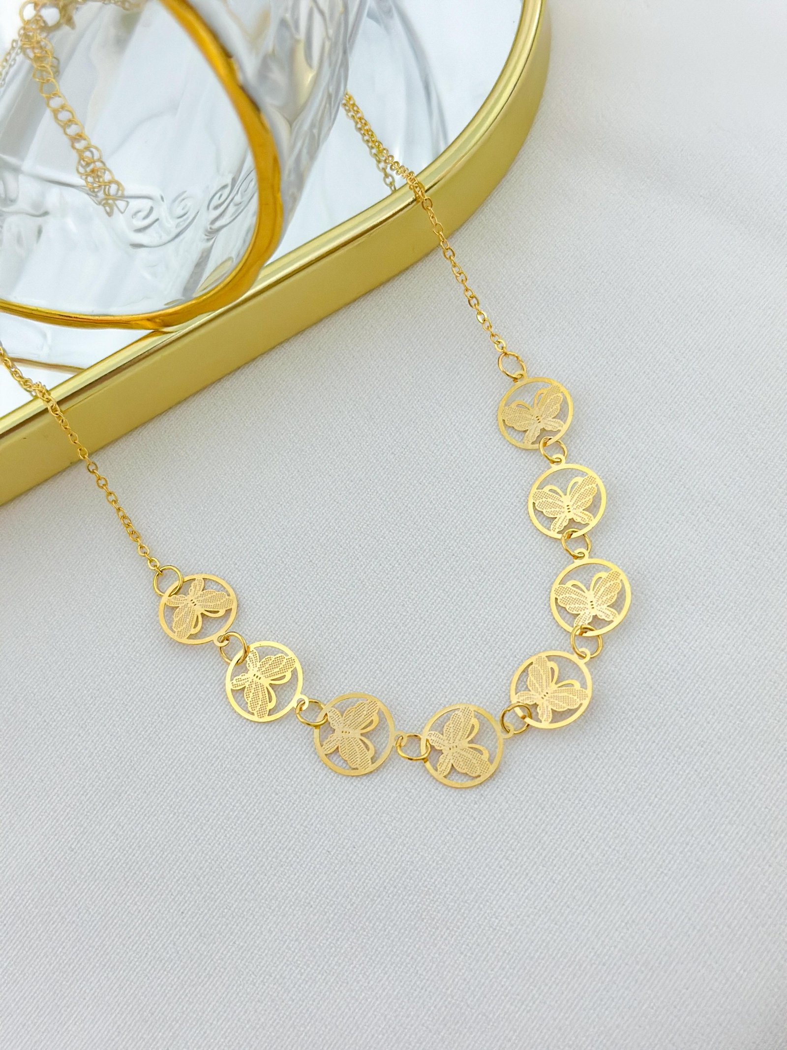 Chocker Folheada Circulo E Borboleta Dourada 