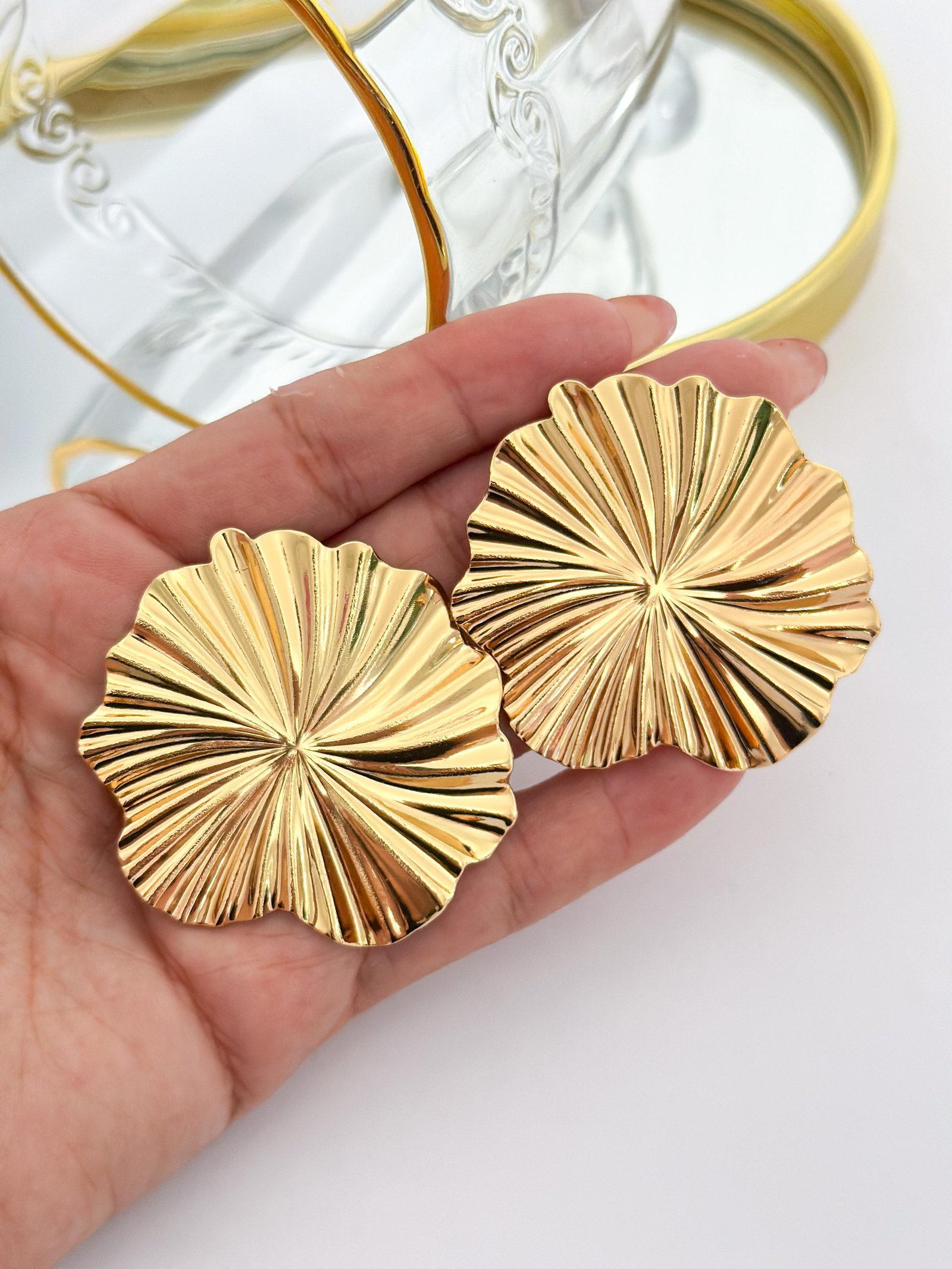 Brinco Folheada  Folha Plissada Dourada 