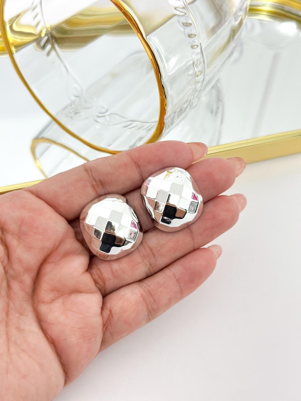 Brinco Folheado Meia Esfera Detalhado Prata 