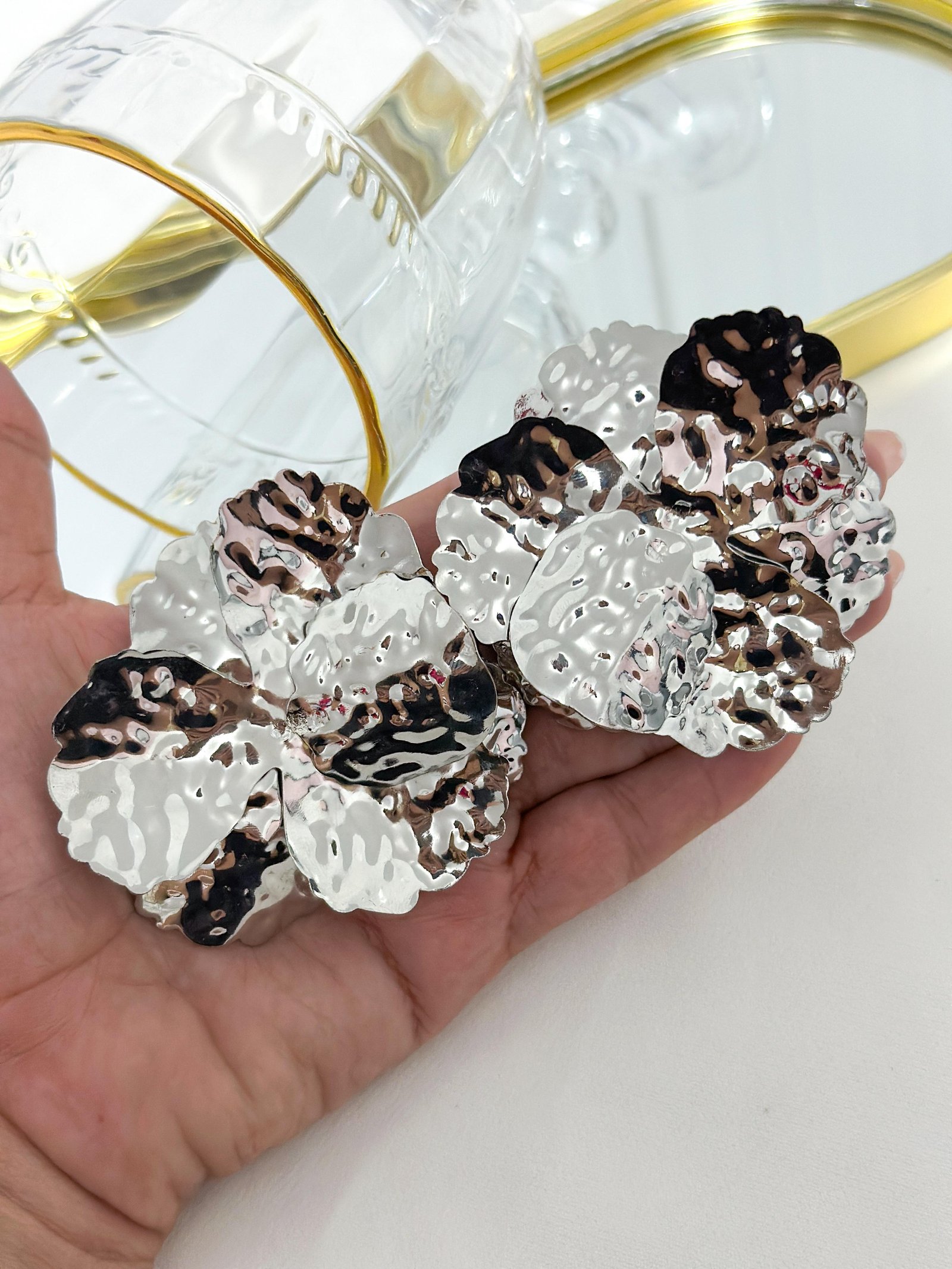 Brinco Folheado Flor Martelado Prata