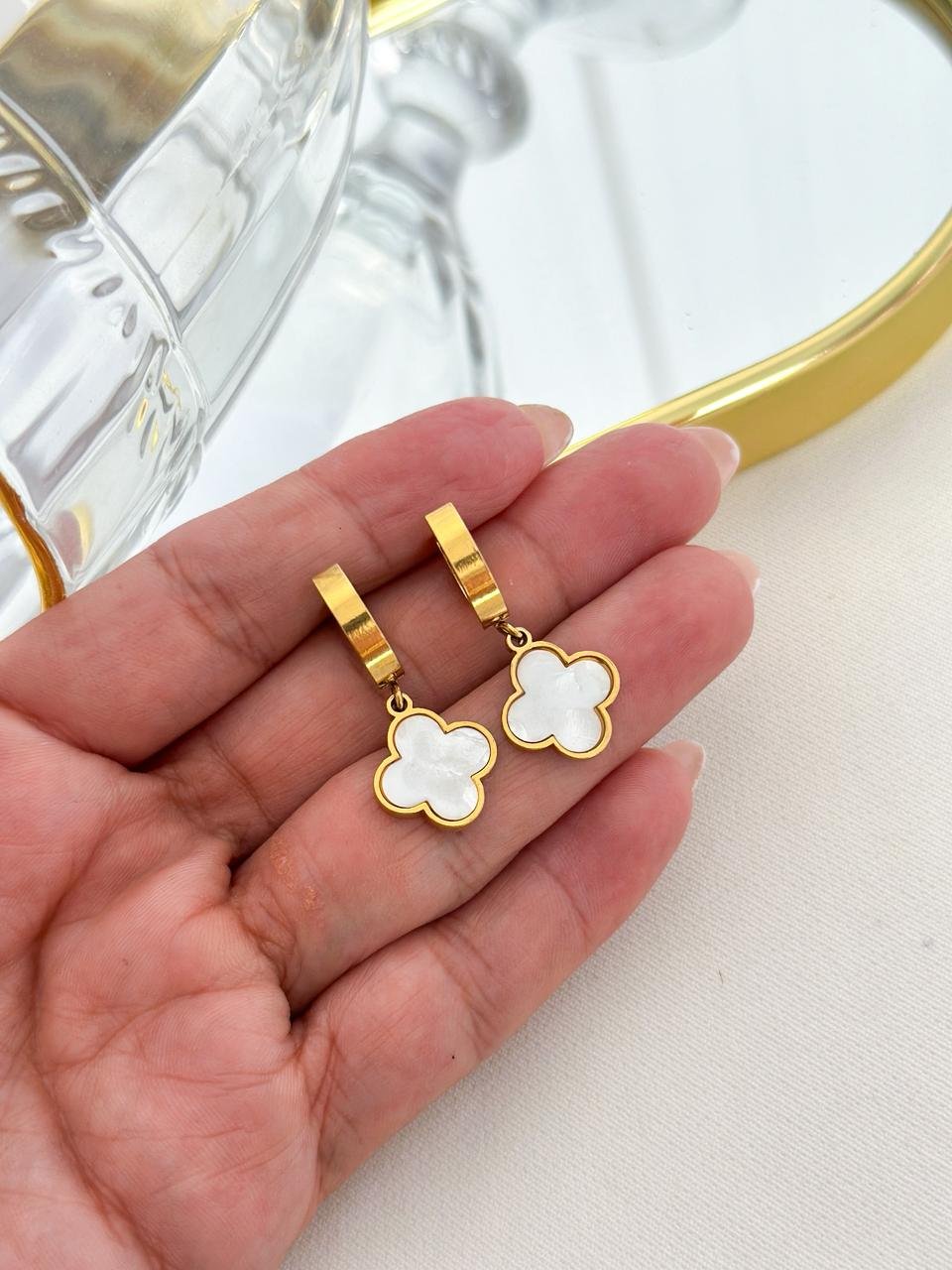 Argolinha Aço Inox Click Trevo Resinado Branco Dourado