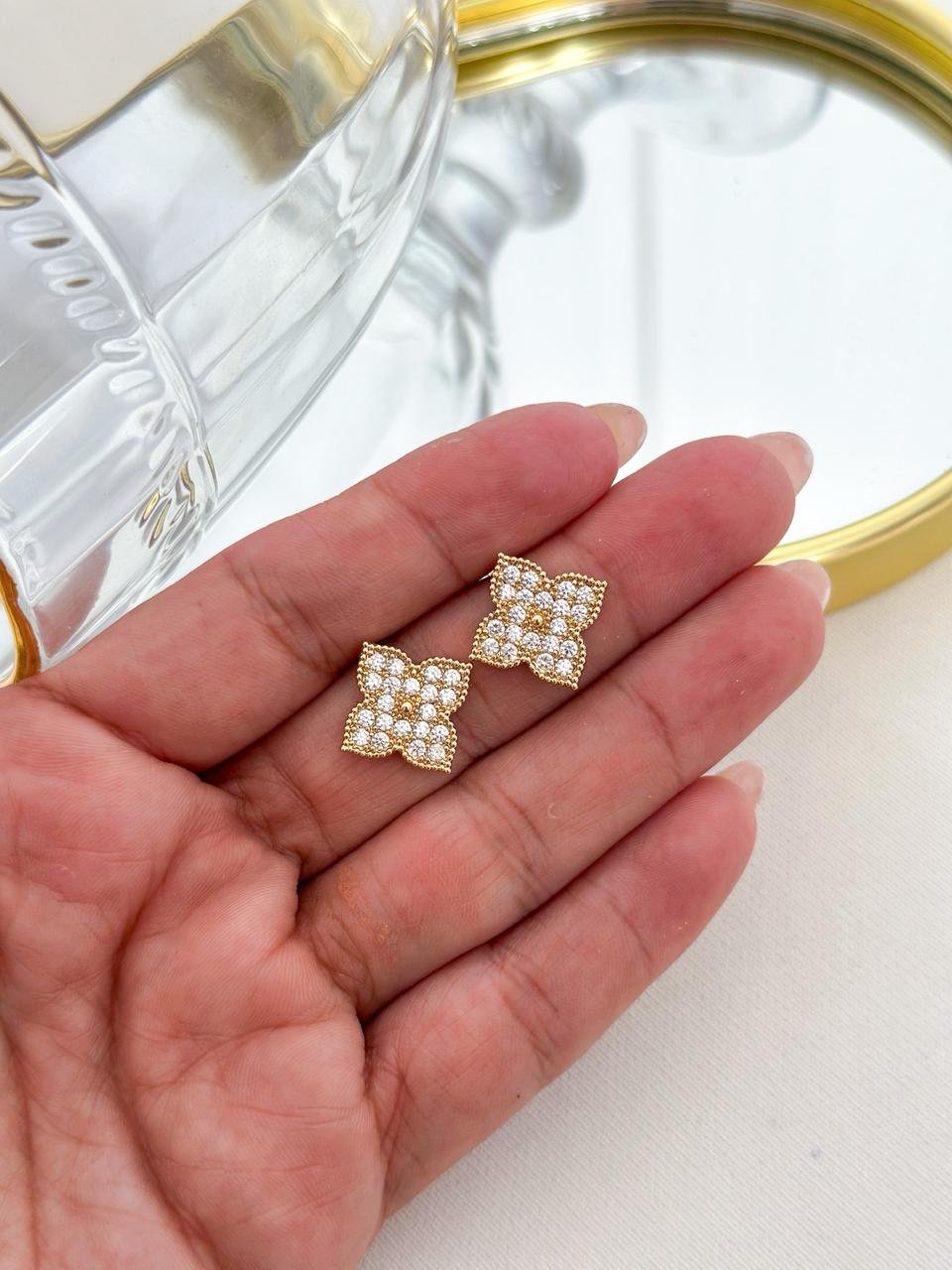 Brinco Folheado Cravejado Flor 4 Petalas Dourada