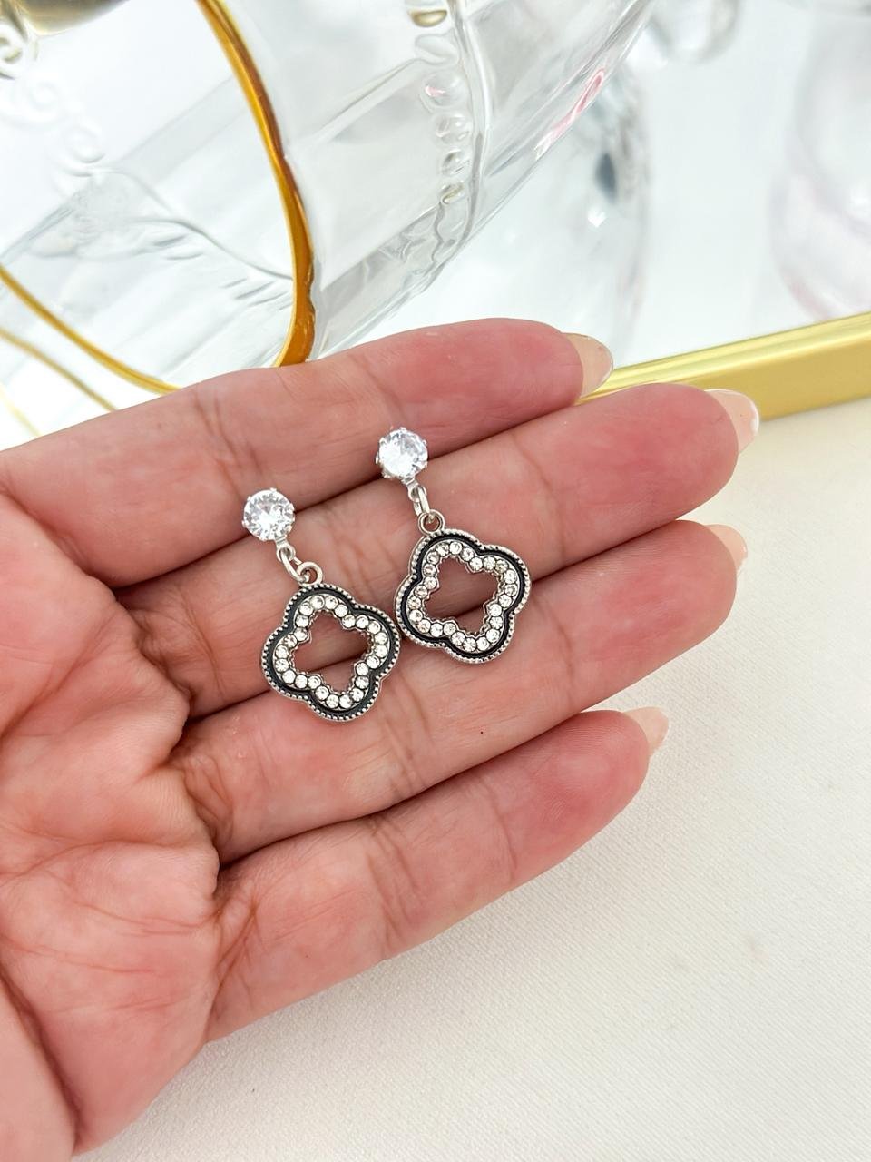 Brinco Folheado Trevo Cravejado E Ponto De Luz Prata 