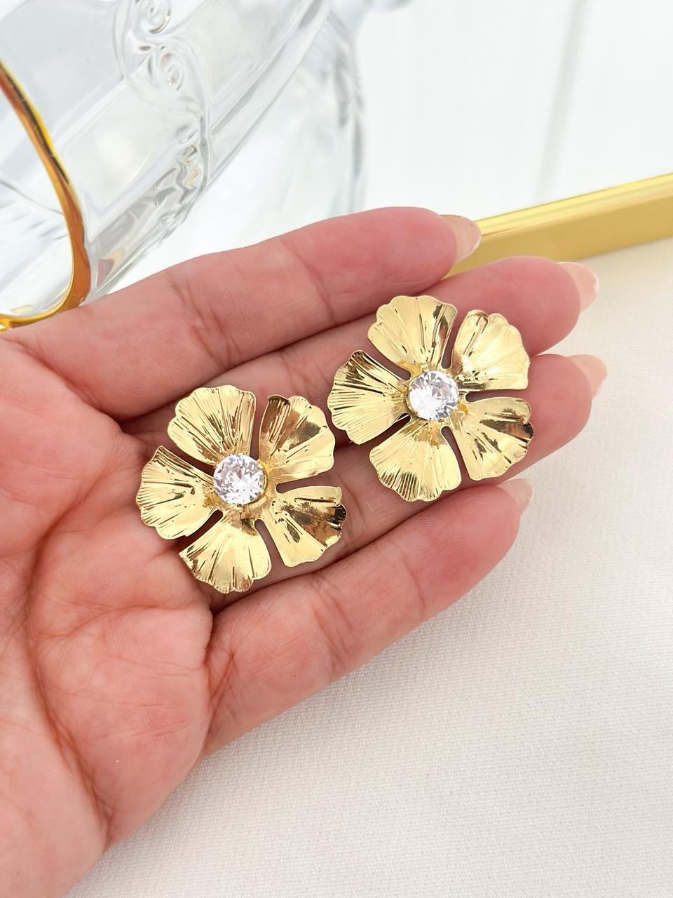 Brinco Folheado Pétalas E Ponto De Luz Dourado 