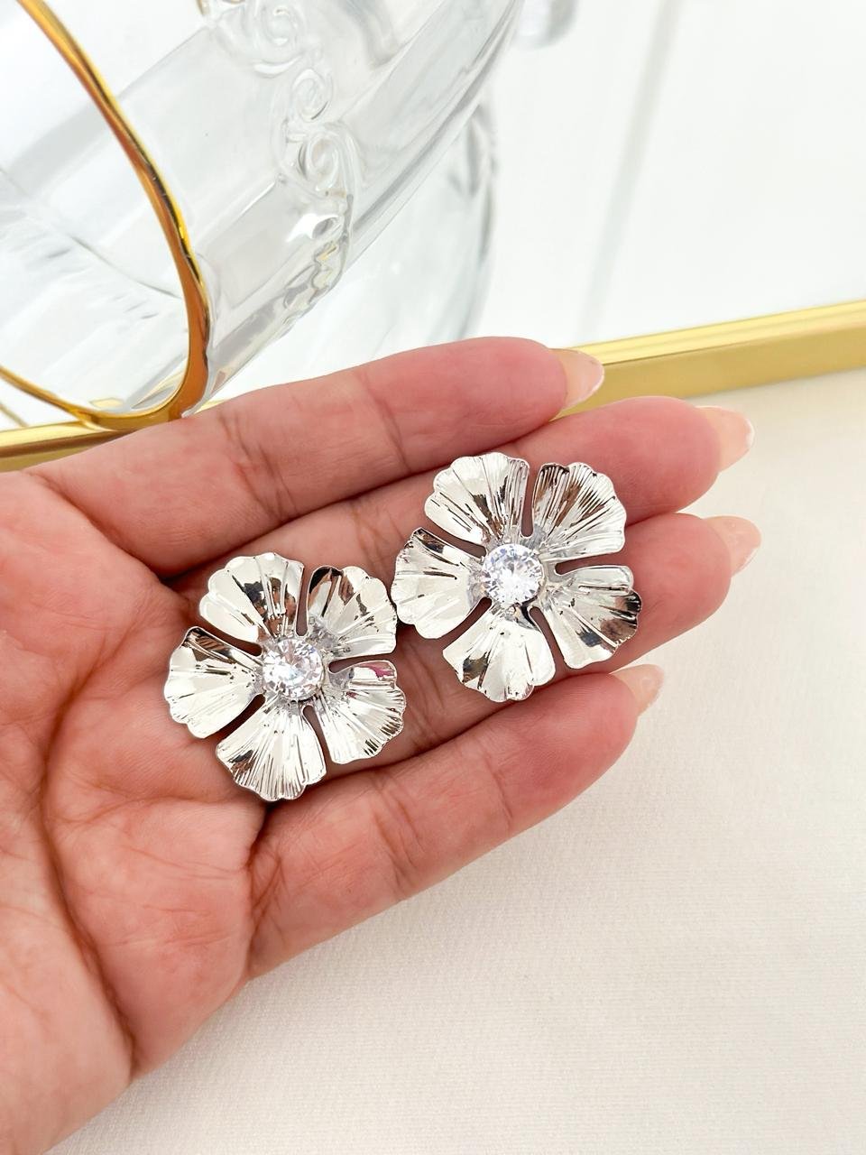 Brinco Folheado Pétalas E Ponto De Luz Prata 