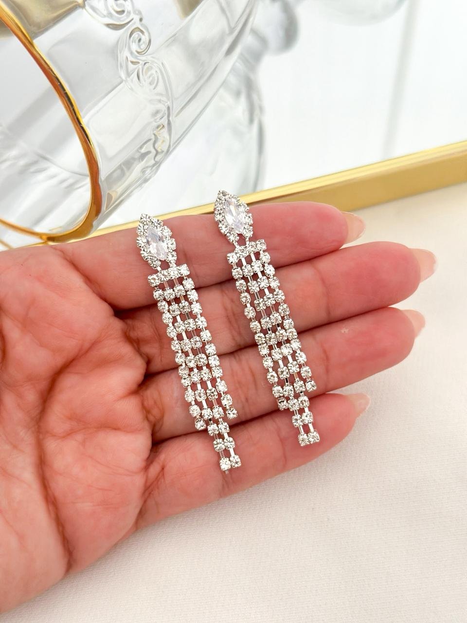 Brinco Folheado Longo Com Strass Prata 