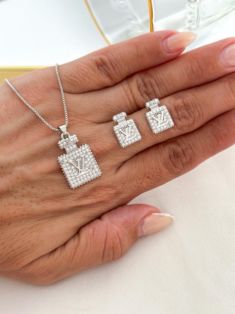 Conjunto Folheado Cravejado Louis Vuitton Prata