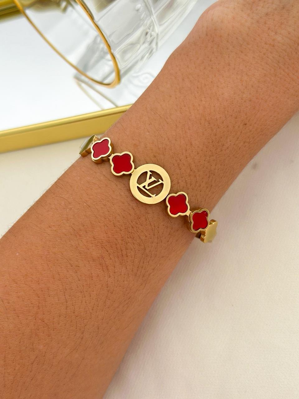 Bracelete Aço Inox Louis Vuitton Trevo Vermelho Dourado 