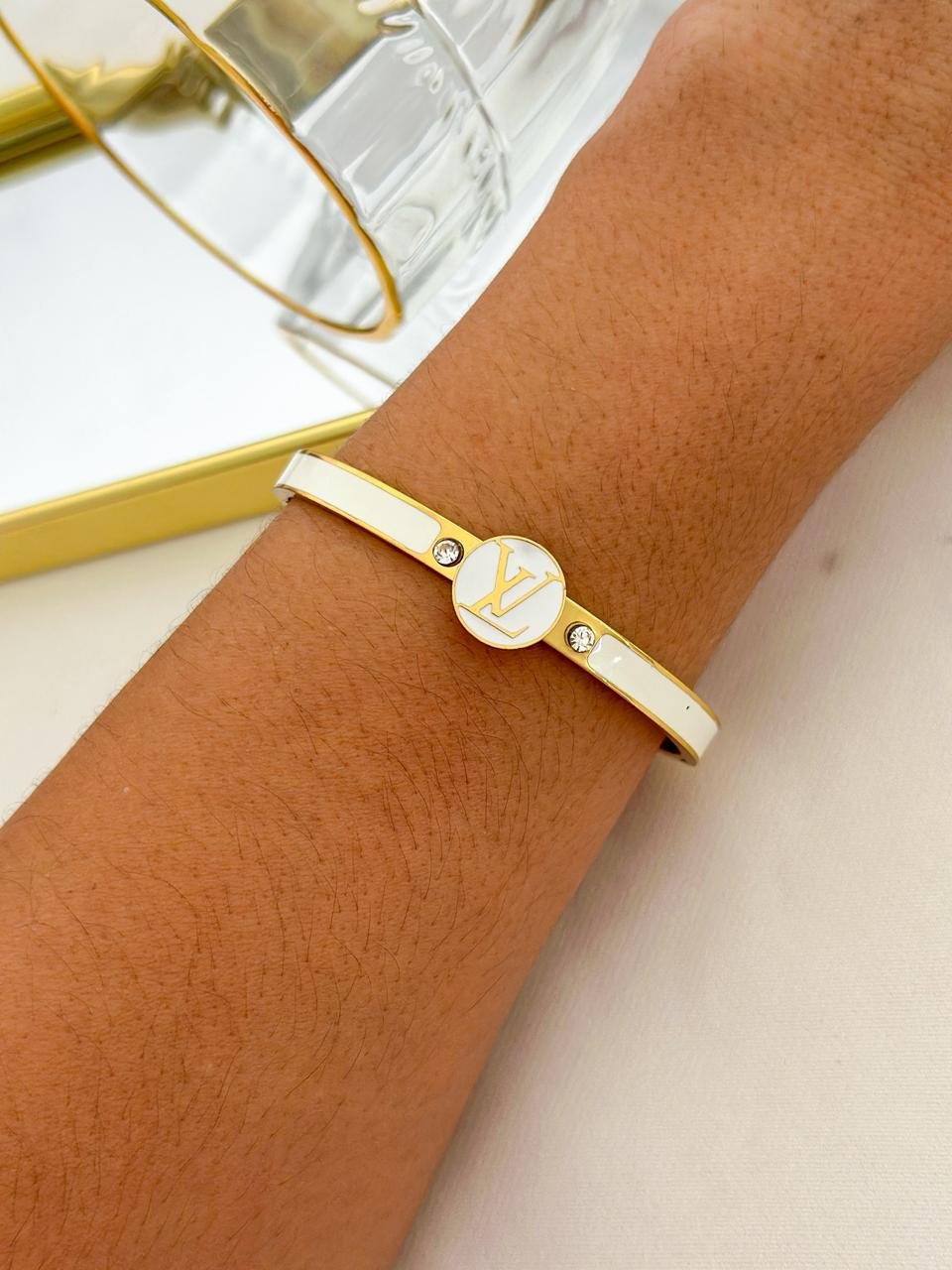Bracelete Aço Inox Louis Vuitton Resinado Branco Dourado 