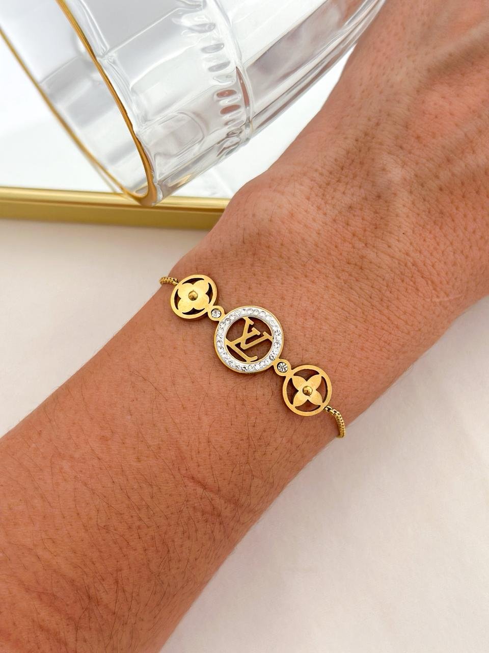 Pulseira Aço Inox Cravejada Louis Vuitton Dourada 