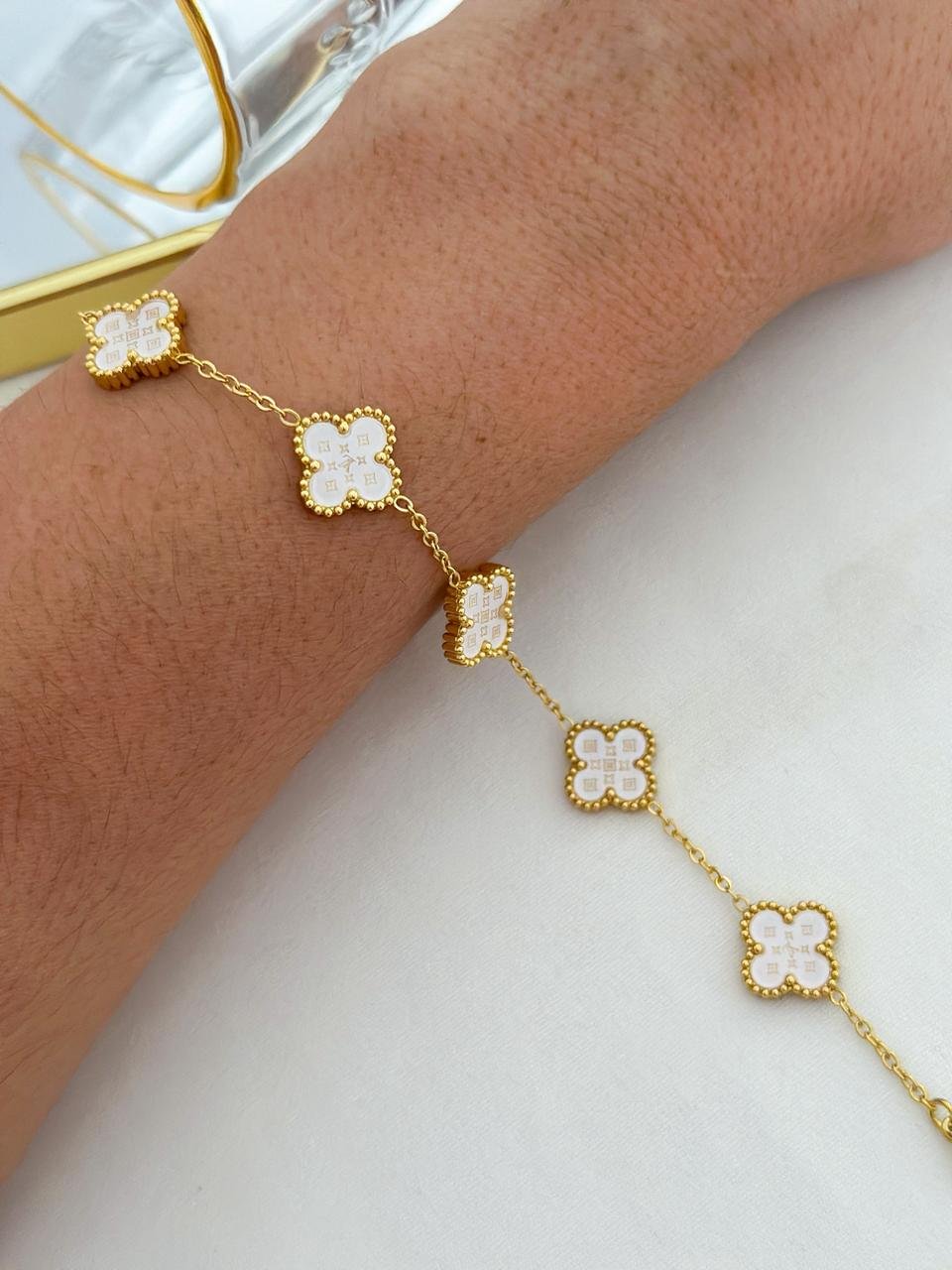 Pulseira Aço Inox Louis Vuitton 5 Trevos Branco Dourada